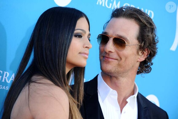 Camila Alves et Matthew McConaughey aux Academy Of Country Music Awards, à Las Vegas, le 18 avril 2010 !