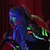 Kesha a donné une prestation très colorée... et surtout très étrange, sur le plateau de Saturday Night Live, samedi 17 avril, sur la chaîne américaine NBC.