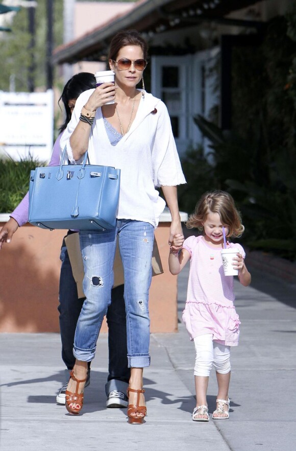 Brooke Burke, vendredi 23 avril, se promenant dans les rues de Los Angeles, en  compagnie de sa fille, Heaven Rain, 3 ans.