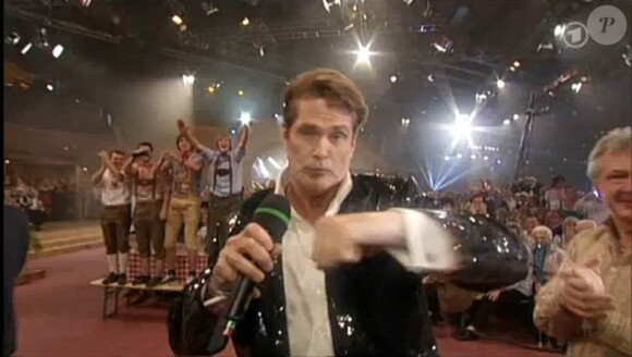 Le 24 avril 2010, David Hasselhoff faisait son come-back musical dans une émission allemande... Culte !