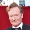 Conan O'Brien, bien accompagné, lors des Emmy Awards