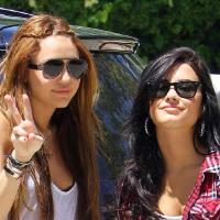 Miley Cyrus et Demi Lovato : sans leurs petits copains, les deux copines s'offrent une vraie virée entre filles !