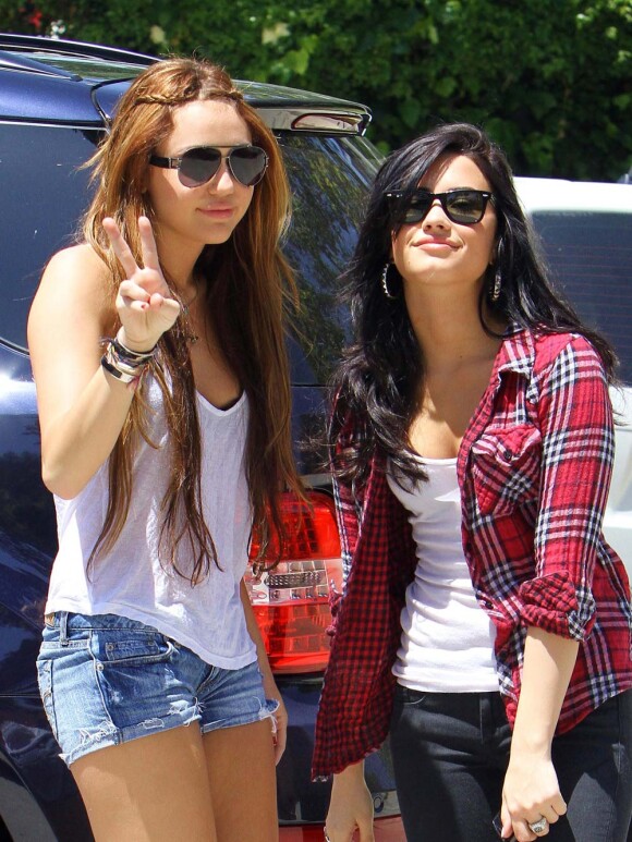 Après-midi entre copines pour Miley Cyrus et Demi Lovato, à Beverly Hills, le 25 avril 2010 !