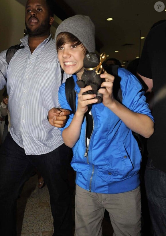 Justin Bieber arrive à l'aéroport de Sydney, entouré de fans hystériques, le 24 avril 2010 !