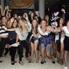 Justin Bieber arrive à l'aéroport de Sydney, entouré de fans hystériques, le 24 avril 2010 !