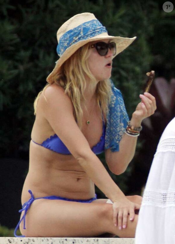 Kate Hudson se relaxe au bord d'une piscine en Floride avec son frère Oliver Hudson et sa belle-soeur Erinn Bartlett