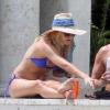 Kate Hudson se relaxe au bord d'une piscine en Floride avec son frère Oliver Hudson et sa belle-soeur Erinn Bartlett