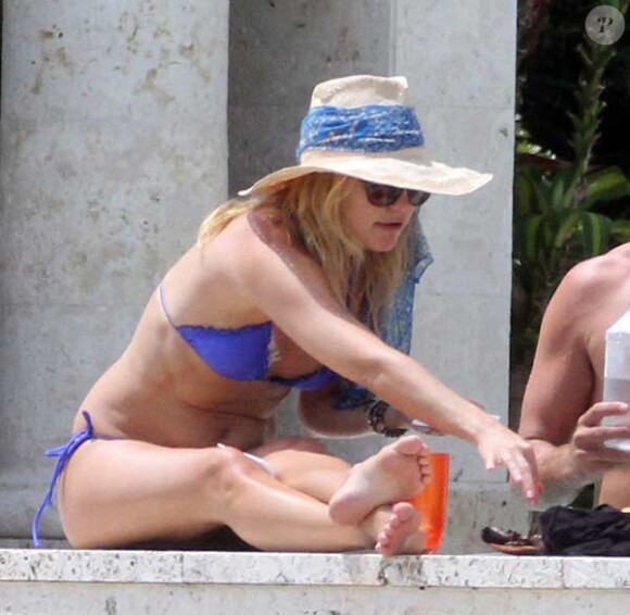 Kate Hudson se relaxe au bord d'une piscine en Floride avec son frère Oliver Hudson et sa belle-soeur Erinn Bartlett