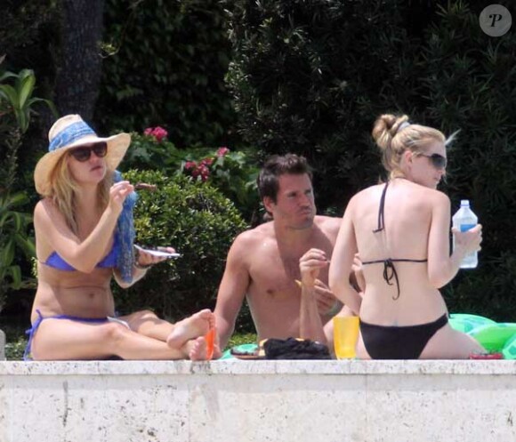 Kate Hudson se relaxe au bord d'une piscine en Floride avec son frère Oliver Hudson et sa belle-soeur Erinn Bartlett