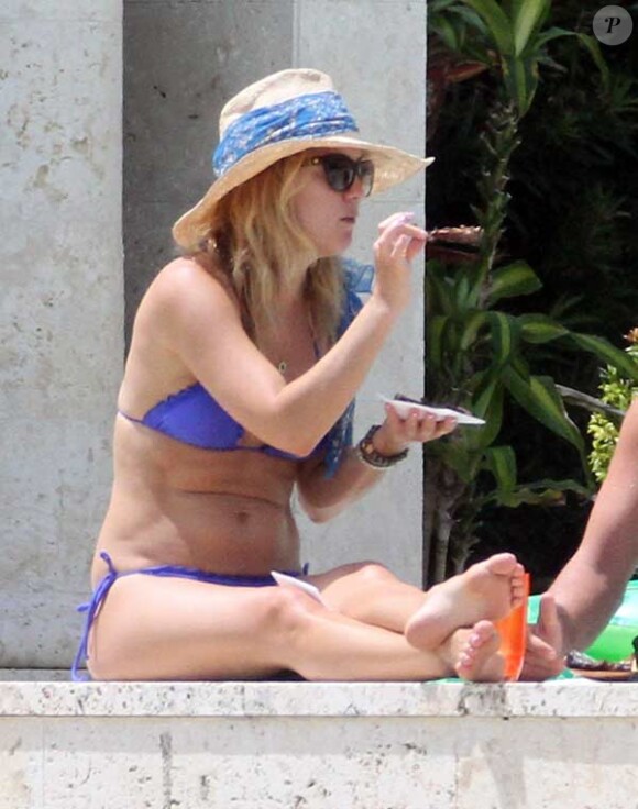 Kate Hudson se relaxe au bord d'une piscine en Floride avec son frère Oliver Hudson et sa belle-soeur Erinn Bartlett