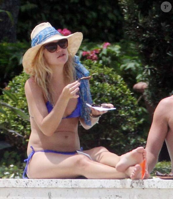 Kate Hudson se relaxe au bord d'une piscine en Floride avec son frère Oliver Hudson et sa belle-soeur Erinn Bartlett