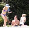 Kate Hudson se relaxe au bord d'une piscine en Floride avec son frère Oliver Hudson et sa belle-soeur Erinn Bartlett
