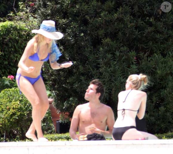 Kate Hudson se relaxe au bord d'une piscine en Floride avec son frère Oliver Hudson et sa belle-soeur Erinn Bartlett