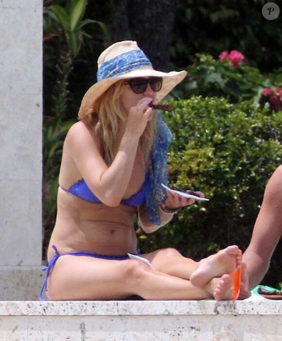 Kate Hudson se relaxe au bord d'une piscine en Floride avec son frère Oliver Hudson et sa belle-soeur Erinn Bartlett
