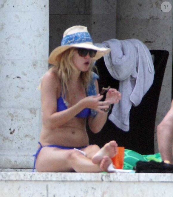 Kate Hudson se relaxe au bord d'une piscine en Floride avec son frère Oliver Hudson et sa belle-soeur Erinn Bartlett