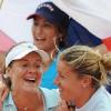Alizé Cornet, Julie Coin, Aravane Rezaï et Pauline Parmentier lors de la victoire de l'équipe de France en barrage de Fed Cup face à l'Allemagne les 24 et 25 avril 2010.