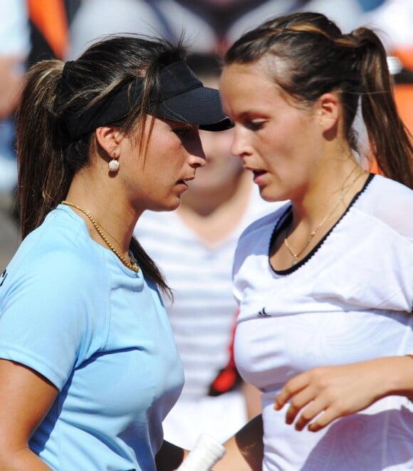 Aravane Rezaï et Tatjana Malek lors de la victoire de l'équipe de France en barrage de Fed Cup face à l'Allemagne les 24 et 25 avril 2010.
