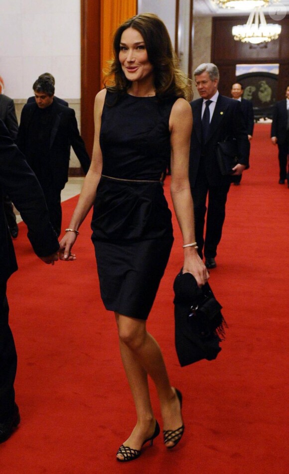 Le couple présidentiel français, Nicolas Sarkozy et Carla Bruni, sont à Pékin, en Chine. Carlita fait un véritable défilé de mode à l'assemblée de photographes ! 28/04/2010