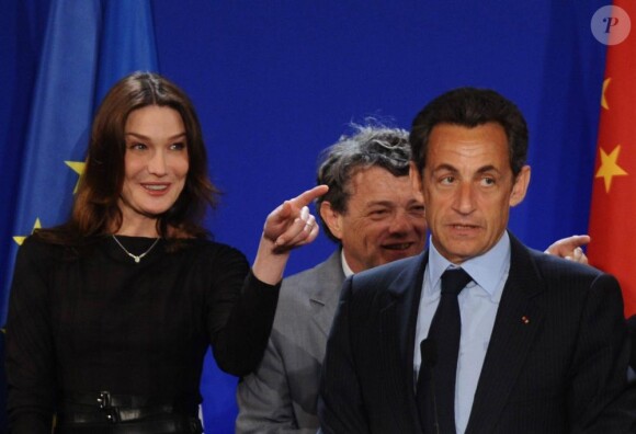 Carla Bruni, Alain Delon, Nicolas Sarkozy et les ministres français à Shanghaï. La chanteuse et l'acteur font les élèves dissipés ! 30/04/2010
