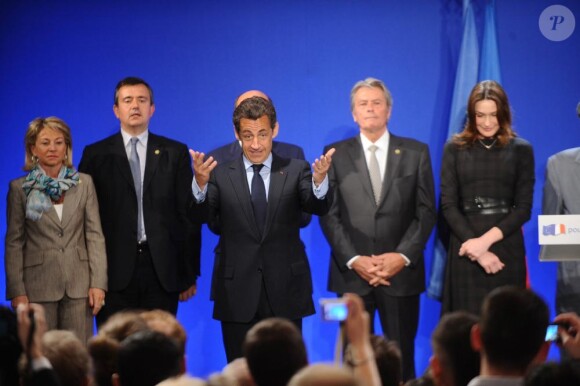 Carla Bruni, Alain Delon, Nicolas Sarkozy et les ministres français à Shanghaï. 30/04/2010