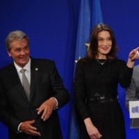 Carla Bruni et Alain Delon, des complices très dissipés derrière Nicolas Sarkozy !