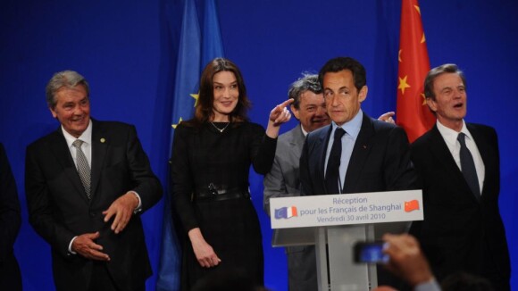 Carla Bruni et Alain Delon, des complices très dissipés derrière Nicolas Sarkozy !