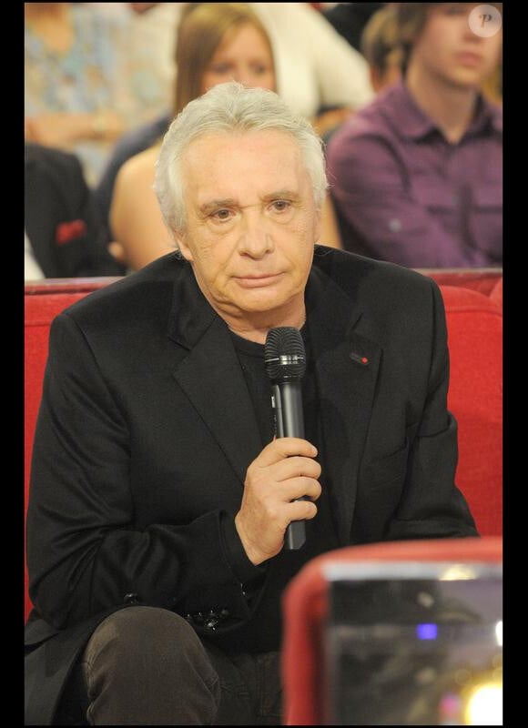 Michel Sardou sur le plateau de Vivement Dimanche, diffusé le 9 mai prochain.