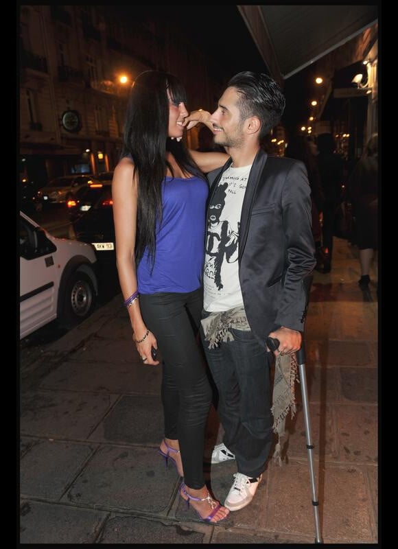 Léo (Secret Story 3) et sa nouvelle petite amie, Astrid (L'Île de la Tentation), à la sortie d'un bar parisien.