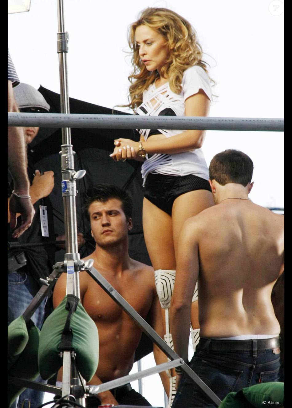 407909-kylie-minogue-tourne-le-clip-de-son-950x0-2.jpg