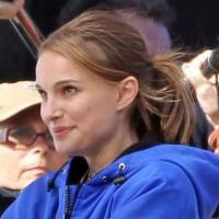 Natalie Portman, même en bleu de travail, elle est irrésistible... Ashton Kutcher est sous le charme !