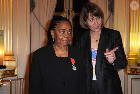 Cesaria Evora reçoit les insignes de la Légion d'honneur des mains de Christine Albanel à Paris, le 9 février 2009