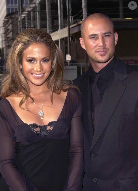 Plus vite que la musique... Entre Jennifer Lopez et Chris Judd, les choses n'auront pas duré longtemps ! La star a épousé son chorégraphe en septembre 2001. Une union éclair qui n'aura duré que 8 mois !