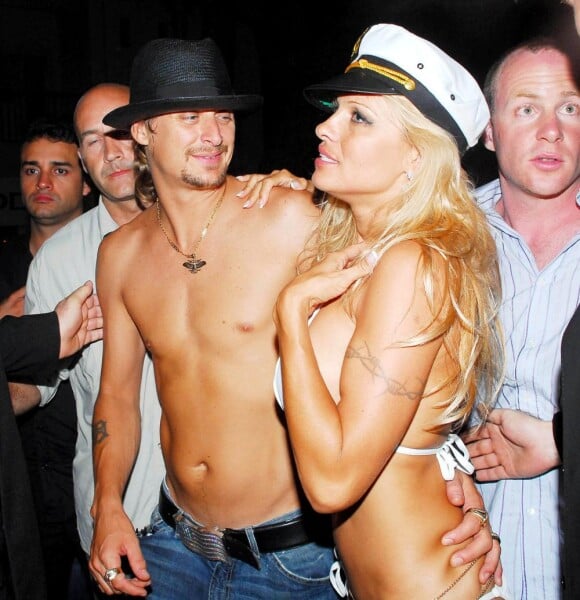 Pamela Anderson décide d'épouser Kid Rock en 2006. Les tourtereaux s'offrent un mariage en grande pompe sur un yacht près de Saint-Tropez. Après seulement 4 mois de mariage, Pam et Kid divorcent ! Une union qui a pris l'eau...
