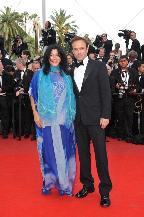 Vincent Perez et une amie sur le tapis rouge pour l'ouverture du festival de Cannes le 12 mai 2010