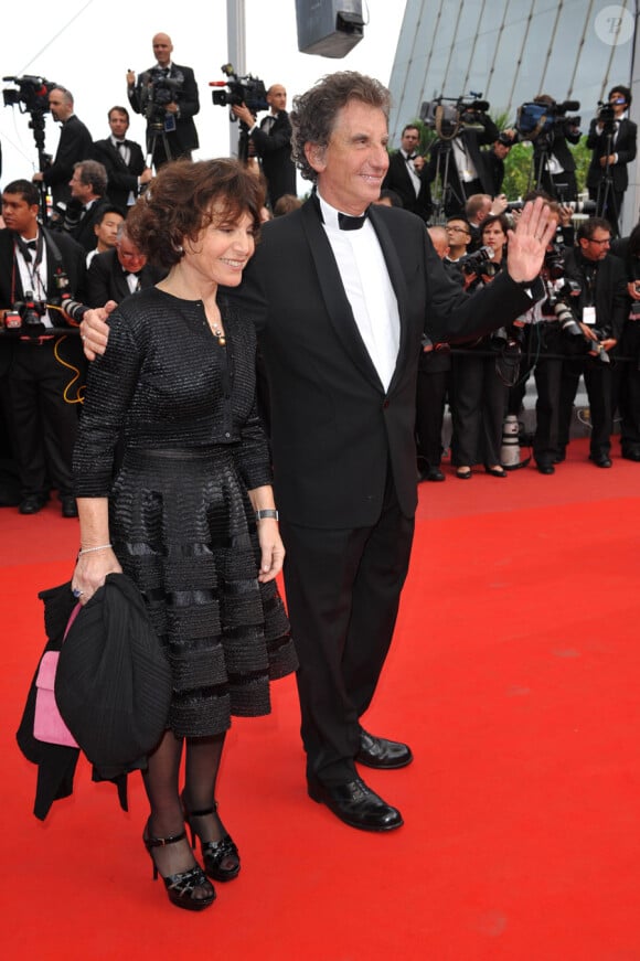 Jack Lang et son épouse Monique sur le tapis rouge pour l'ouverture du festival de Cannes le 12 mai 2010