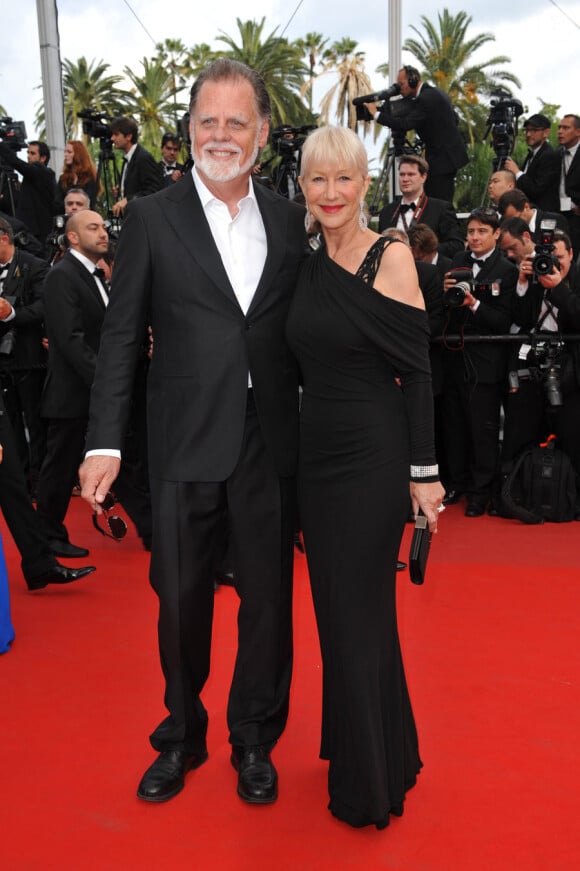 Dame Helen Mirren et le réalisateur Taylor Hackford sur le tapis rouge pour l'ouverture du festival de Cannes le 12 mai 2010