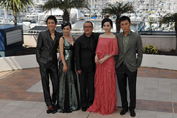 Le réalisateur Wang Xiaoshuai avec les actrices Fan Bingbing et Li Feier ainsi que les acteurs Qing Hao et Zi Yi pour le photocall de Chongqing Blues lors du festival de Cannes le 13 mai 2010