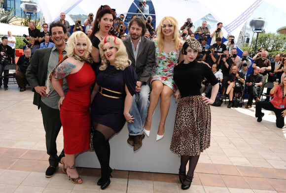 Mathieu Amalric présente son film Tournée en compagnie des comédiens dont les pétulantes actrices lors du festival de Cannes le 13 mai 2010