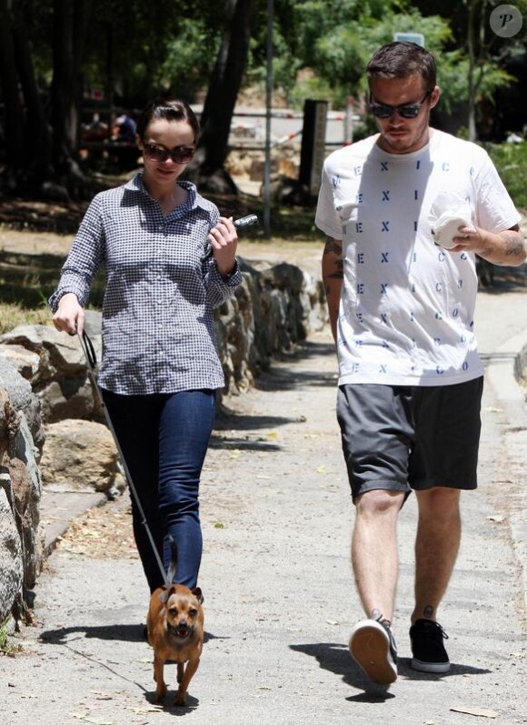 Christina Ricci et son petit ami Curtis Buchanan s'offrent une petite balade, avec leur chien, le 13 mai 2010.