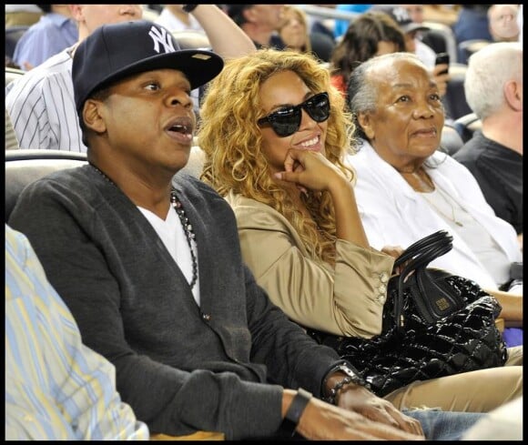 Jay-Z et Beyoncé, ainsi que la grand-mère du rappeur, au Yankee Game à New York, le 14 mai 2010