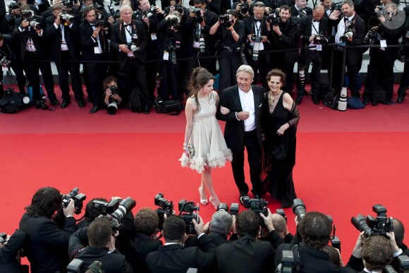 La horde de photographe mitraille la montée des marches d'Alain Delon, Anouchka sa fille et Claudia Cardinale.