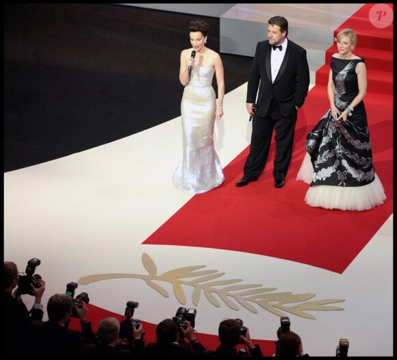 La maîtresse de cérémonie Kristin Scott Thomas et les acteurs Russell Crowe et Cate Blanchett lors de l'ouverture du festival de Cannes le 12 mai 2010
