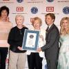 L'équipe d'Amour, Gloire et Beauté est là pour recevoir le prix de la série la plus populaire  (18 mai 2010 à Los Angeles)