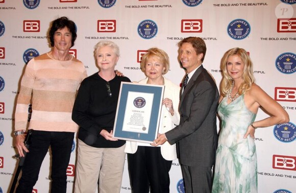 L'équipe d'Amour, Gloire et Beauté est là pour recevoir le prix de la série la plus populaire  (18 mai 2010 à Los Angeles)