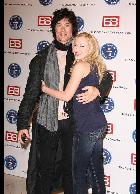 Ron Moss et Adrienne Frantz sont là pour recevoir le prix de la série la plus populaire pour Amour, Gloire et Beauté (18 mai 2010 à Los Angeles)
