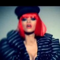 Perruque rouge, képi et tenue en latex... Regardez la métamorphose de Rihanna en rockstar !