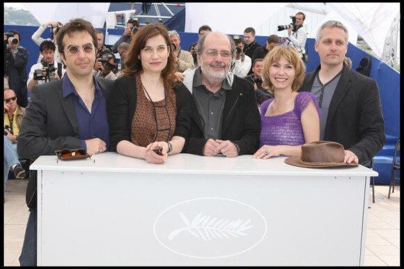 Atom Egoyan, les comédiennes Emmanuelle Devos et Dinara Droukarova, et les réalisateurs Carlos Diegues et Marc Recha lors du photocall du jury de Cinéfondation. Le 19/05/2010
