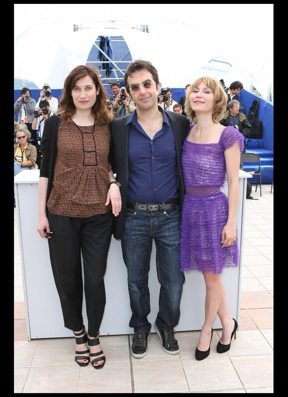 Emmanuelle Devos, Atom Egoyan et Dinara Droukarova lors du photocall du jury de Cinéfondation. Le 19/05/2010