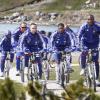 A Tignes, les Bleus de Raymond Domenech tentent de consolider un groupe en vue de la Coupe du Monde. Au programme : VTT, marche en raquettes et même biathlon ! Et un peu de foot, aussi...