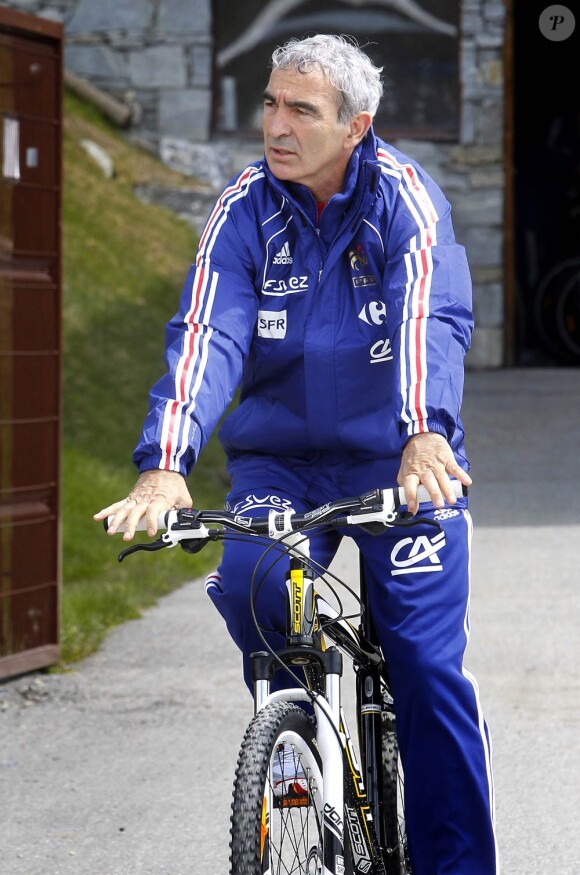 A Tignes, les Bleus de Raymond Domenech tentent de consolider un groupe en vue de la Coupe du Monde. Au programme : VTT, marche en raquettes et même biathlon ! Et un peu de foot, aussi...